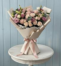 Букет цветов из:  Розы и Лизиантусы в Усть-Цильме