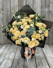 Букет цветов из:  Розы и Лизиантусы в Усть-Цильме