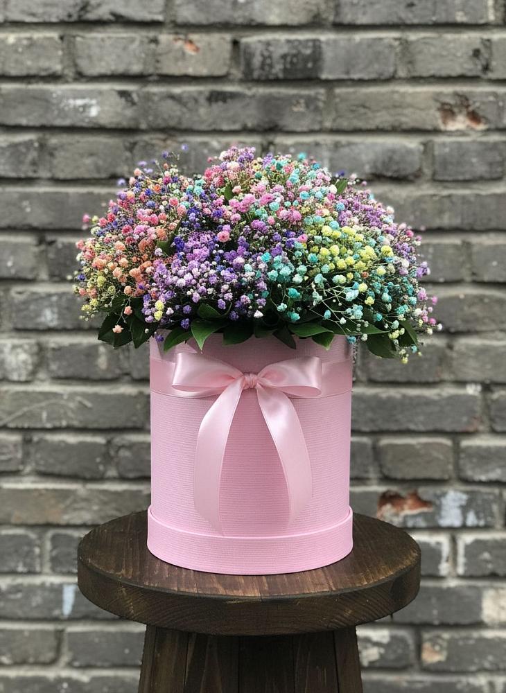 Цветочная композиция из Гипсофила и Розы в шляпной коробке в Усть-Цильме