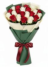 Букет Микс из красных и белых роз в Усть-Цильме