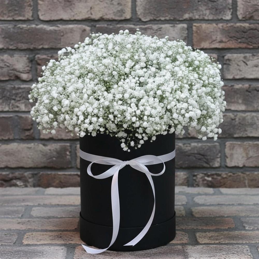 Цветочная композиция из Гипсофила в шляпной коробке в Усть-Цильме