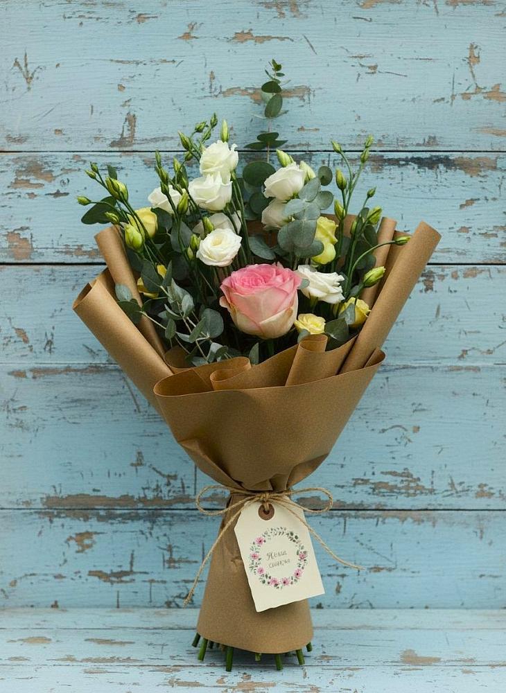 Букет цветов из: Розы и Лизиантусы в Усть-Цильме