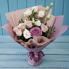 Букет цветов из:  Розы и Лизиантусы в Усть-Цильме
