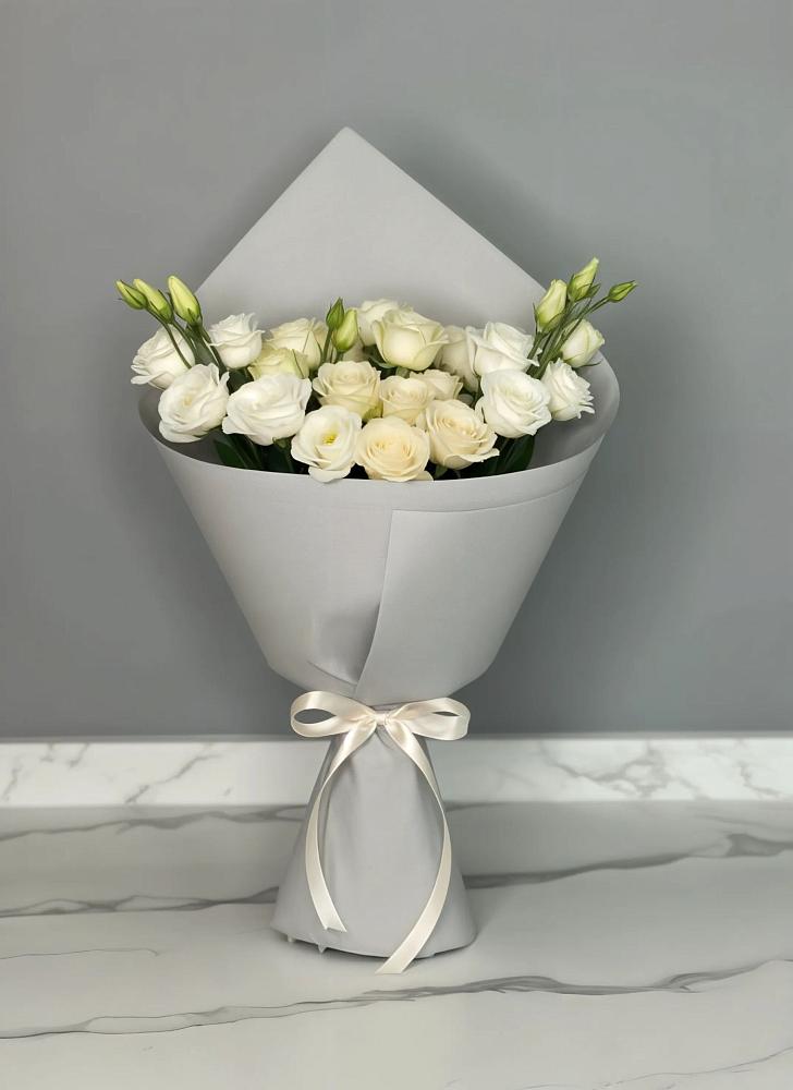 Букет цветов из: Розы и Лизиантусы в Усть-Цильме