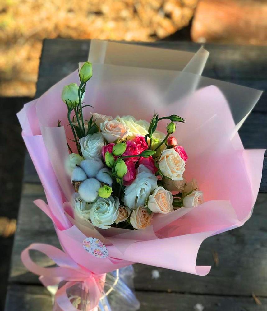 Букет цветов из: Розы и Лизиантусы в Усть-Цильме