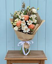 Букет цветов из:  Альстромерии, Лизиантусы, Розы и Хризантемы в Усть-Цильме