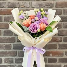 Букет цветов из:  Лизиантусы и Розы в Усть-Цильме