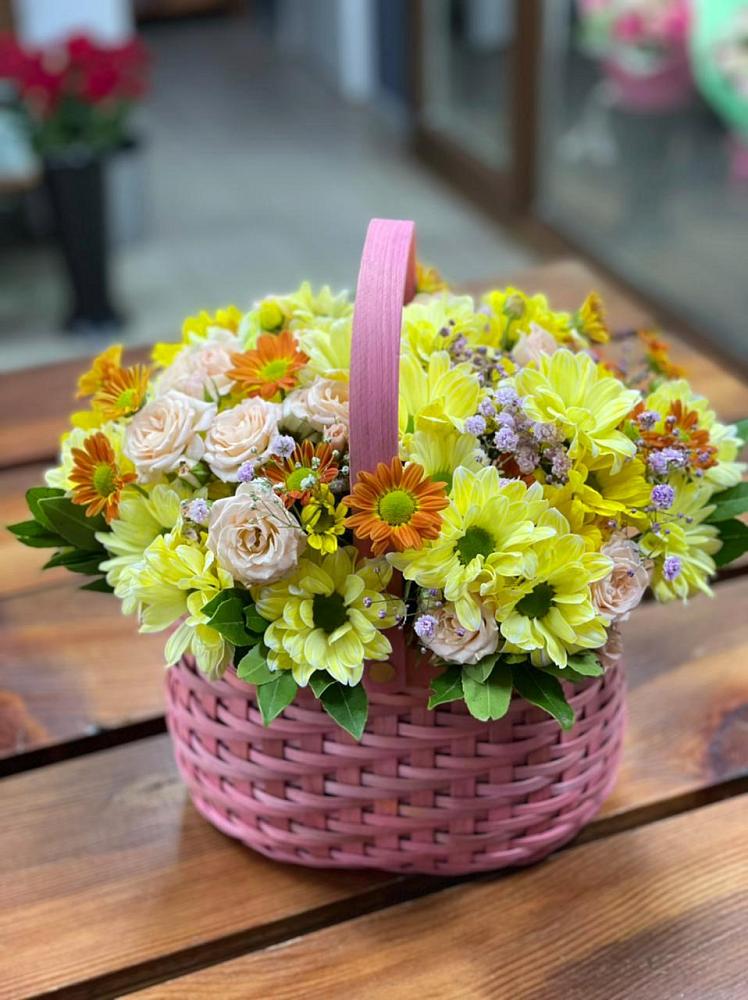 Цветочная композиция из Хризантемы и Розы в корзине в Усть-Цильме