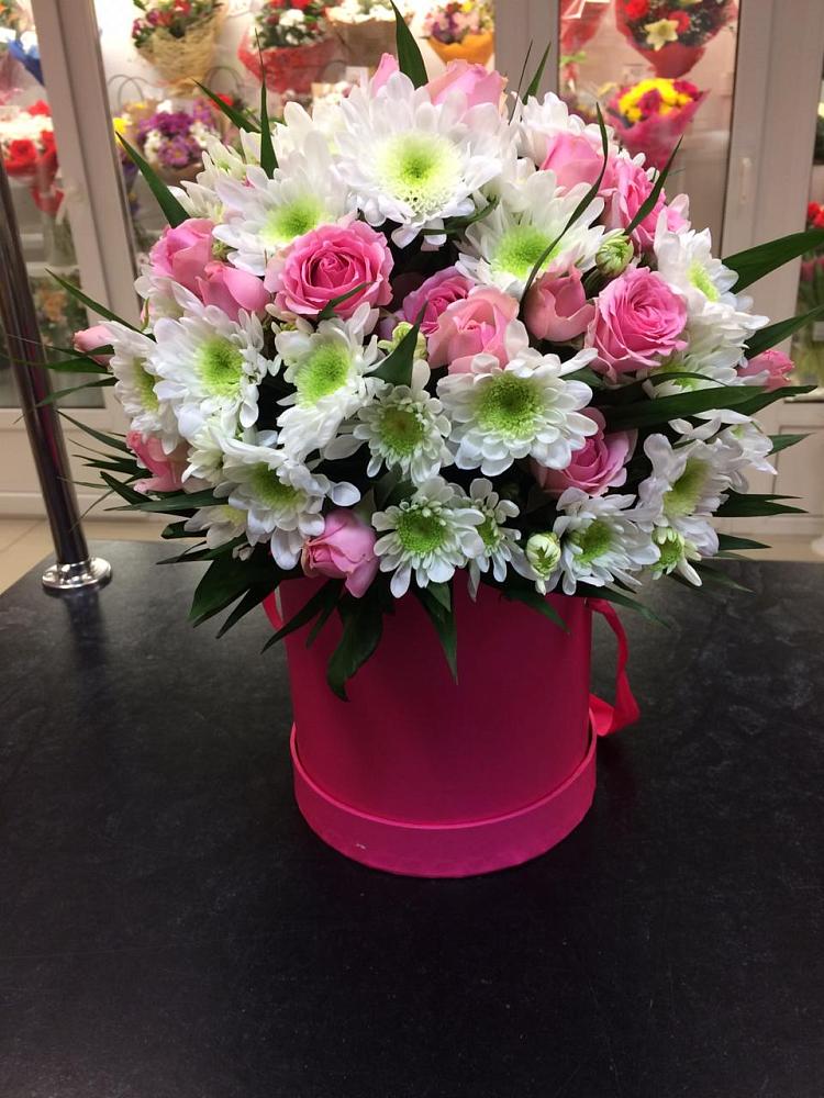 Цветочная композиция из Розы и Хризантемы в шляпной коробке в Усть-Цильме