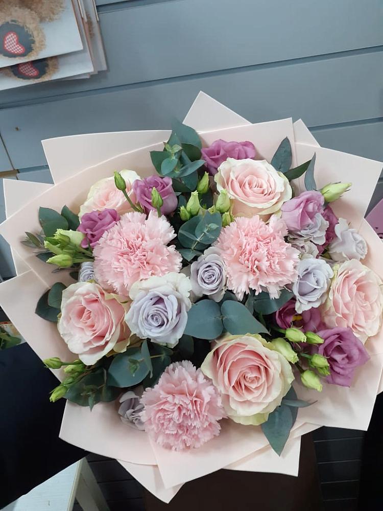 Букет цветов из: Розы, Гвоздики и Лизиантусы в Усть-Цильме