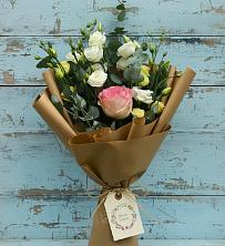 Букет цветов из:  Розы и Лизиантусы в Усть-Цильме